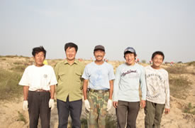 图片：一同参与绿化活动的当地员工