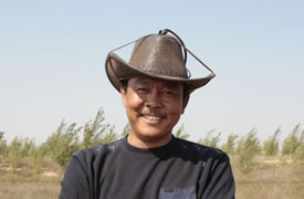 图片：哈拉斯泰村双德村长的照片