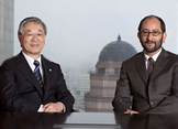 （左）株式会社 日立制作所 执行役社长 中西宏明 （右）Business for Social Responsibility (BSR) President & CEO Aron Cramer的照片