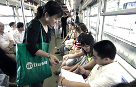 照片：重庆城市轻轨 乘客