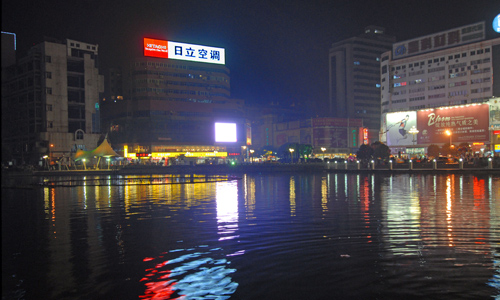 图片:日立空调的霓虹灯广告牌夜景1
