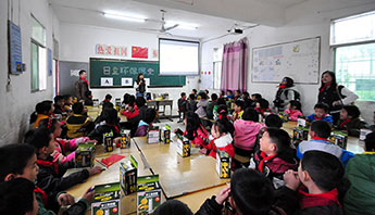 志愿者为三年级学生带来日立环保课堂