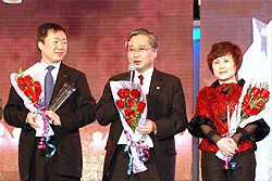 图片：日立（中国）副总经理加子茂发表获奖感言