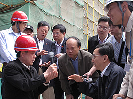 照片：专家介绍二小隔震装置