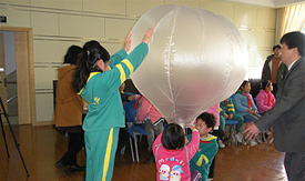 照片：热气球模型用吹风机加以上升实验