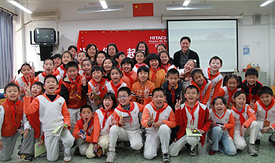 照片:育翔小学接受环保教育的小学生们
