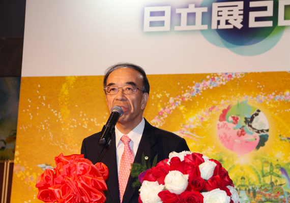 照片：日立集团中国总代表大野信行在开幕式上发表演讲
