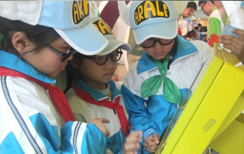 学生参观上海儿童博