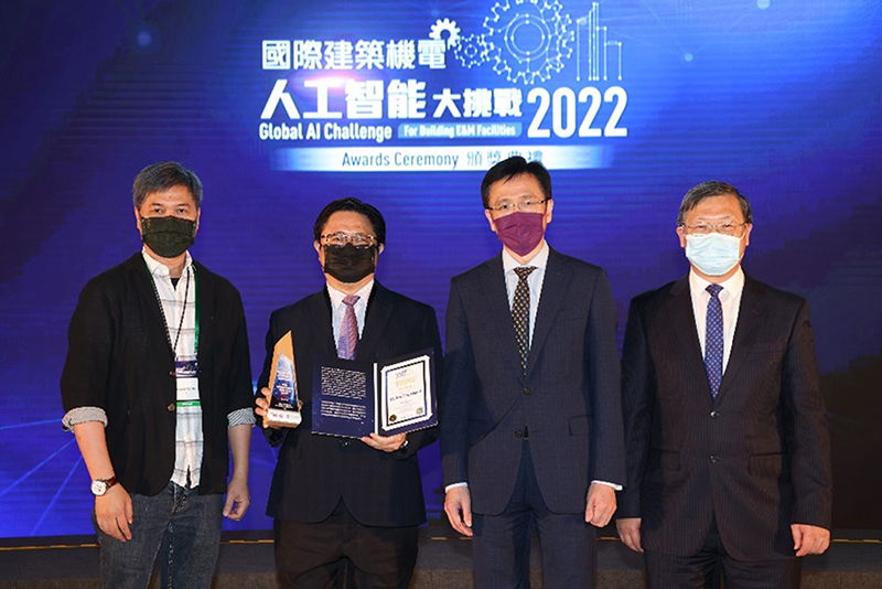 香港创新科技及工业局局长孙东教授（右二）为日立团队代表朱文超（左二）颁奖