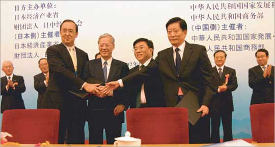 图片：日立与国家发展和改革委员会、云南省政府签署节能减排合作协议的签约仪式