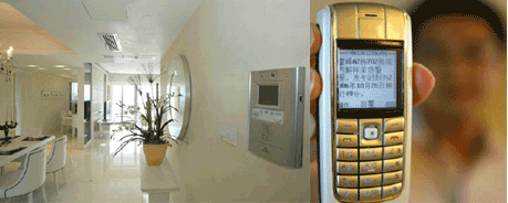 （左）安装了日立智能安防系统的房间 （右）手机与智能系统相连，通过手机即可实现操作
