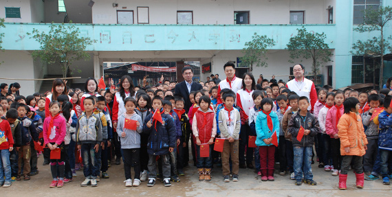 图片：日立志愿者与日立希望小学学生合影