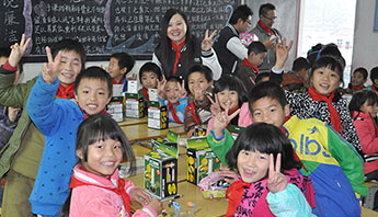 日立志愿者与日立希望小学的学生们