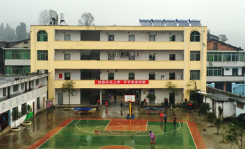 日立希望小学宿舍楼安装了太阳能热水器