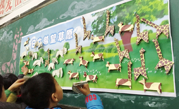 日立希望小学的学生们在趣味折纸课上