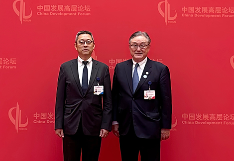 日立 取缔役会长 代表执行役 东原敏昭（右）日立 执行役常务 中国总代表 明田笃弥（左）