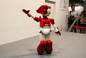 照片：日立的智能机器人“EMIEW”