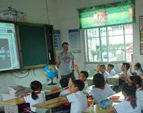 图片：小学生们被神奇的地球地貌深深吸引