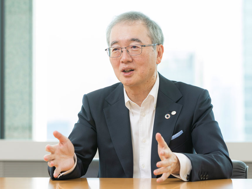 写真：株式会社 日立制作所 执行役社长兼CEO 小岛 启二